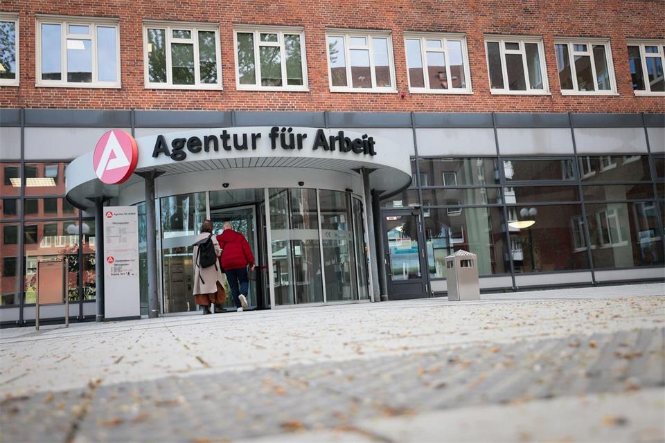 Die Zahl der Arbeitslosen in Hamburg ist gefallen. (Archivbild) Christian Charisius/dpa