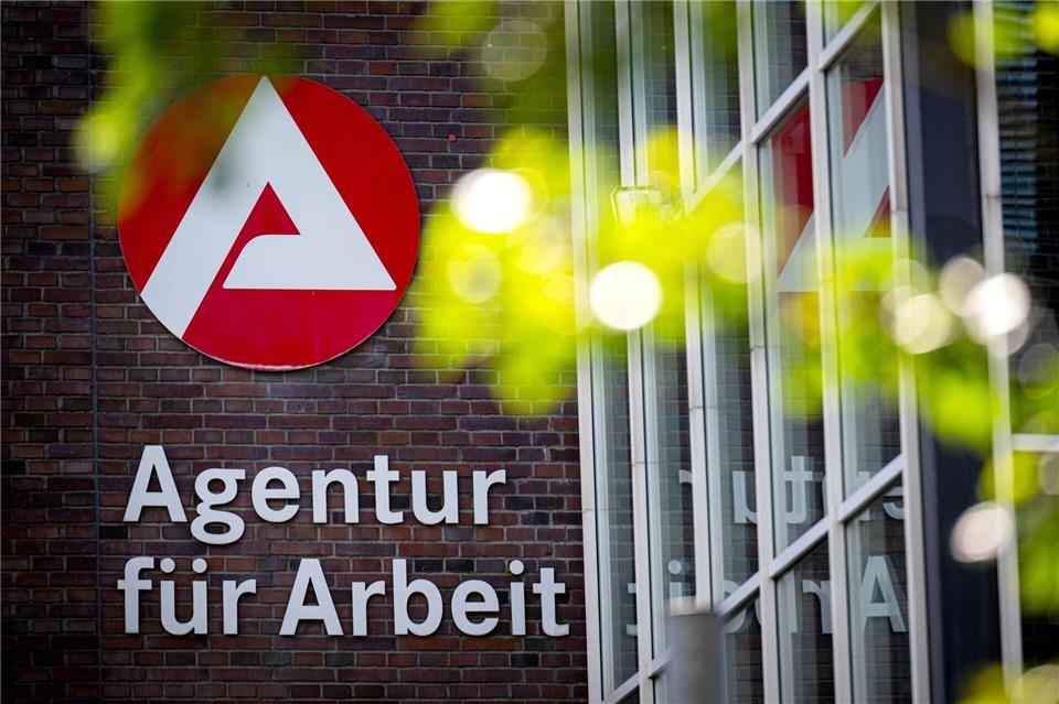 Die Zahl der Arbeitslosen in Niedersachsen ist saisonbedingt gesunken. (Archivbild)Sina Schuldt/dpa