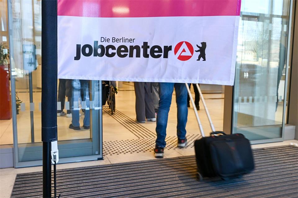 Die Zahl der Arbeitslosen ist in Berlin im Juli gestiegen. (Archivbild)Jens Kalaene/dpa