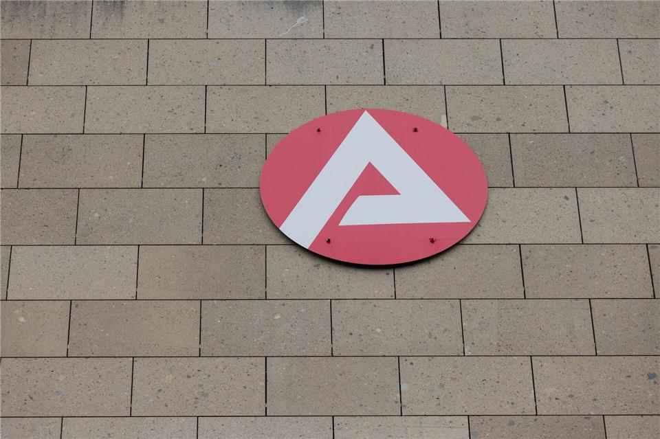 Die Zahl der Arbeitslosen ist in Hessen leicht gesunken. Die Herbstbelebung fiel aber angesichts der wirtschaftlichen Lage schwächer aus als üblich. (Archivbild)Rolf Vennenbernd/dpa