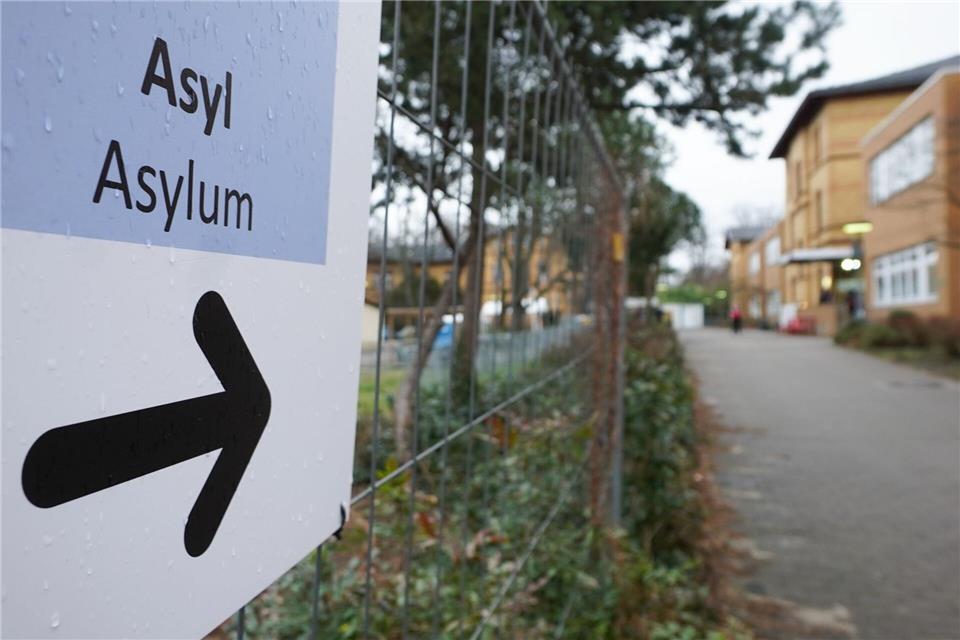 Die Zahl der Asylbewerber und ukrainischen Flüchtlinge ist in Berlin rückläufig. (Symbolbild)Jörg Carstensen/dpa