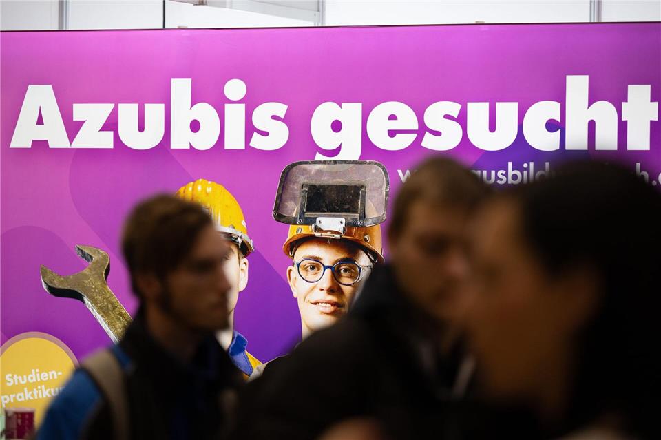 Die Zahl der Auszubildenden ist in Hamburg auf einen Tiefststand gesunken (Symbolbild).Sebastian Kahnert/dpa