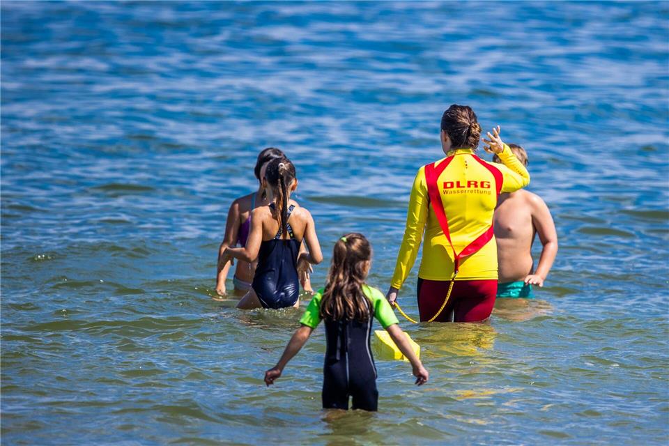 Die Zahl der Badetoten dürfte laut DLRG 2025 bei deutlich unter 400 liegen. (Archivbild)Jens Büttner/dpa-Zentralbild/ZB
