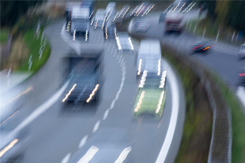 Die Zahl der Berufspendler in Sachsen-Anhalt ist leicht gesunken. (Symbolbild)Jens Büttner/dpa
