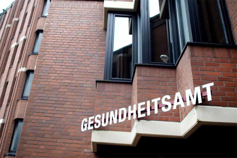 Die Zahl der Betroffenen an Magen-Darm-Beschwerden nach dem Besuch bei einem Döner-Imbiss ist auf über 70 gestiegen. (Symbolbild)Jonas Güttler/dpa