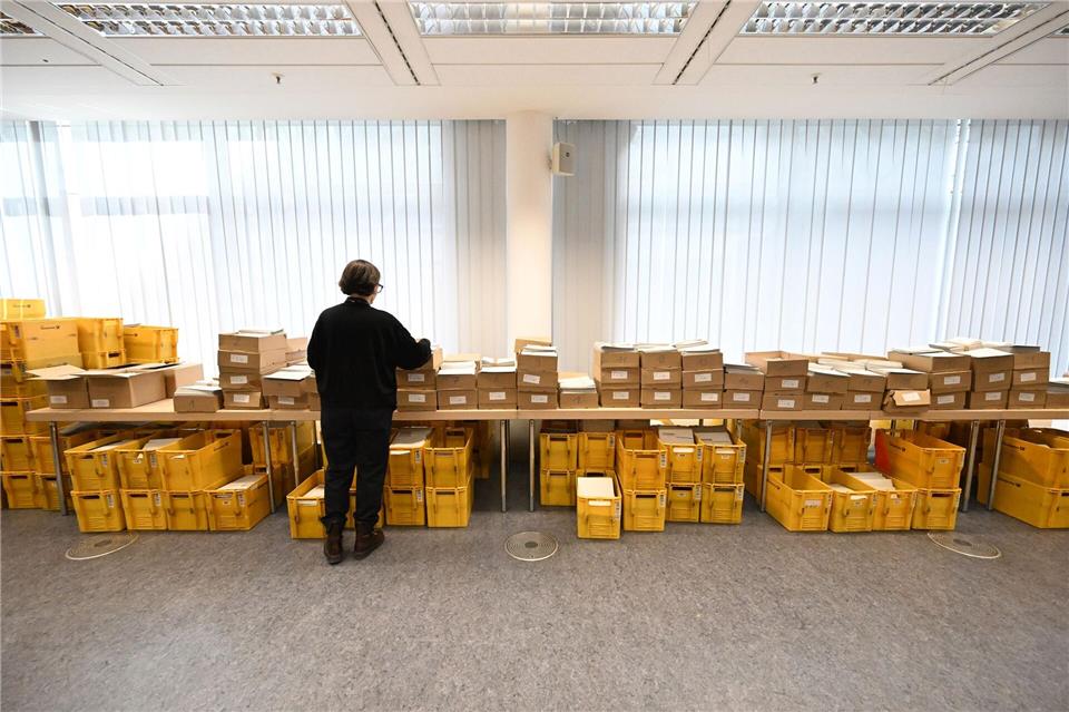 Die Zahl der Briefwähler steigt unentwegt. (Archivbild)Felix Hörhager/dpa