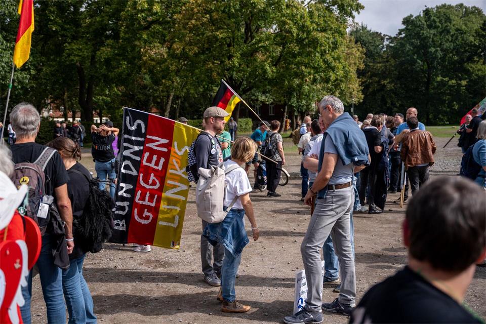 Die Zahl der Demonstranten blieb deutlich hinter den Erwartungen zurück. Christian Knieps/dpa