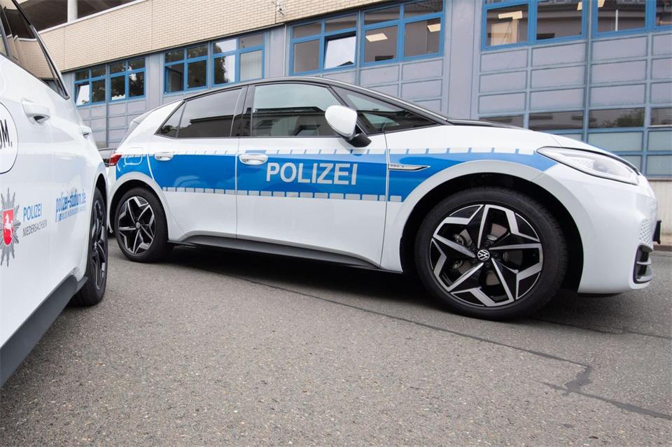 Die Zahl der E-Autos bei der Polizei wird aufgestockt. (Archivbild)Julian Stratenschulte/dpa