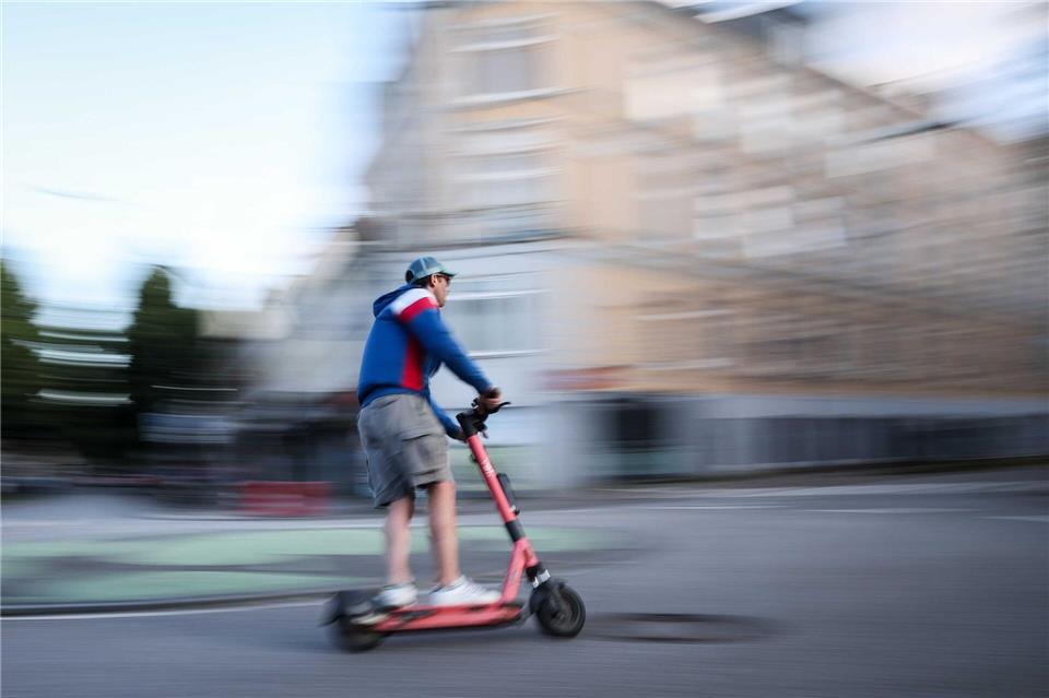 Die Zahl der E-Scooter-Unfälle ist stark gestiegen. Betroffen sind laut Fachleute vor allem Jugendliche und junge Erwachsene. (Archivbild)Christian Charisius/dpa