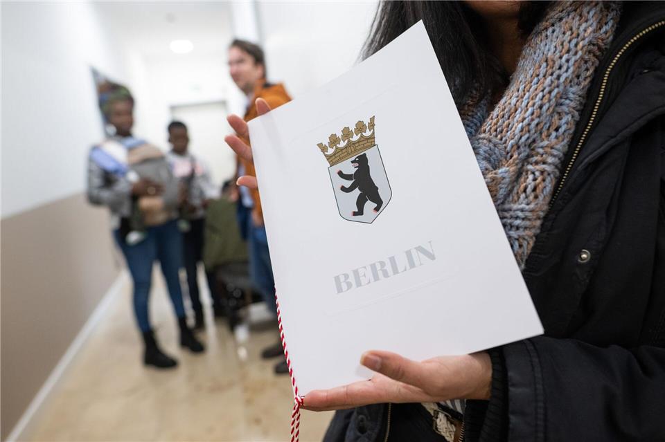 Die Zahl der Einbürgerungen in Berlin ist deutlich gestiegen. (Archivbild)Sebastian Gollnow/dpa