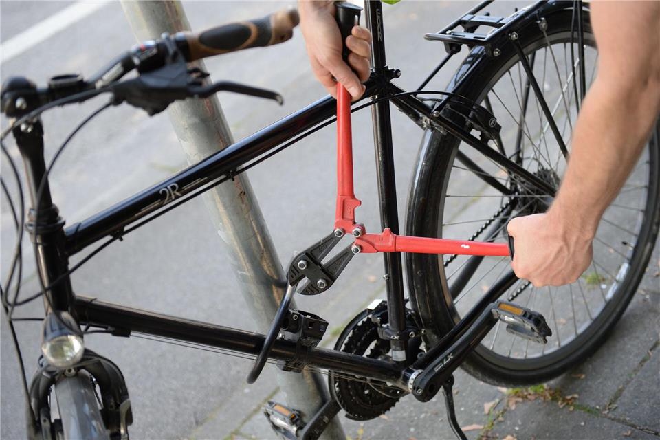 Die Zahl der Fahrraddiebstähle ist in Bayern 2025 deutlich zurückgegangen. (Symbolbild)Andreas Gebert/dpa