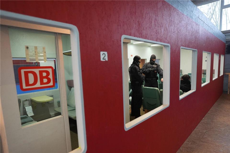 Die Zahl der Gewaltdelikte gegen Polizistinnen und Polizisten verharrt auf hohem Niveau.Marcus Brandt/dpa