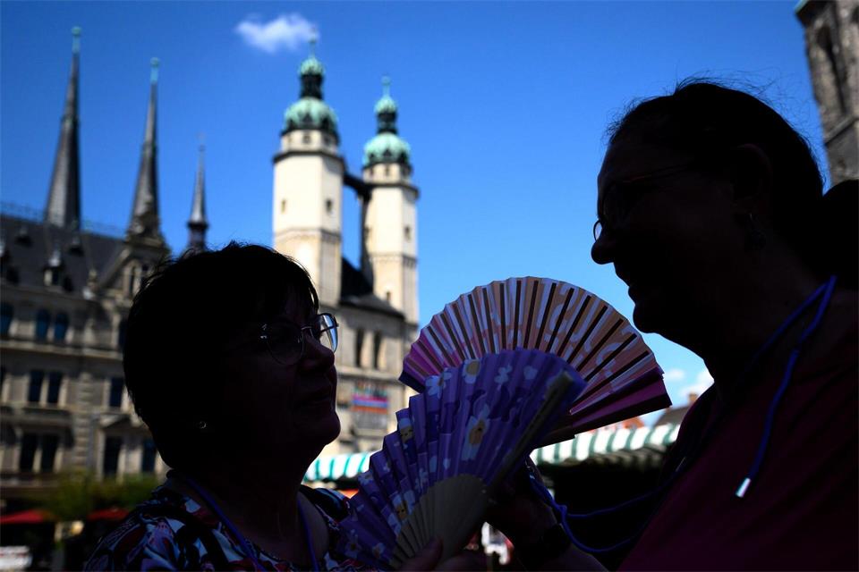 Die Zahl der Hitzetoten lag in Sachsen-Anhalt in den vergangenen zehn Jahren nur einmal höher. (Symbolbild)Hendrik Schmidt/dpa