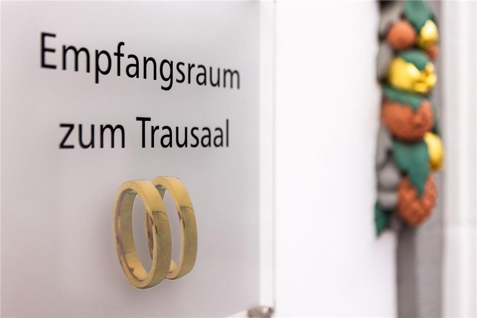 Die Zahl der Hochzeiten fiel auf einen Tiefststand. (Symbolbild)Christian Lademann/dpa