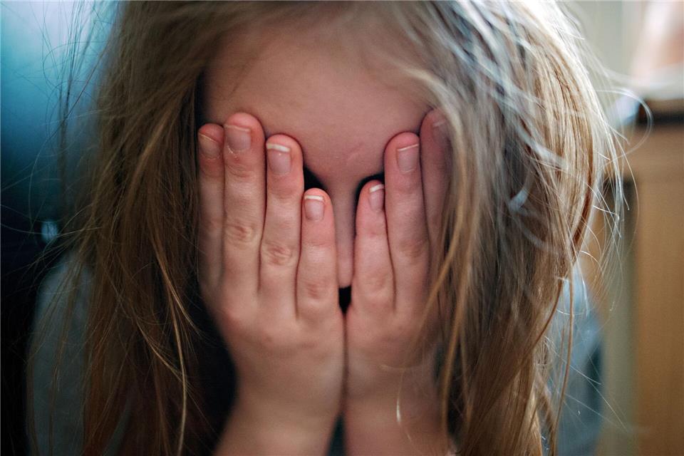 Die Zahl der Kindeswohlgefährdungen in Baden-Württemberg ist auf neuem Höchststand. (Symbolbild)Nicolas Armer/dpa