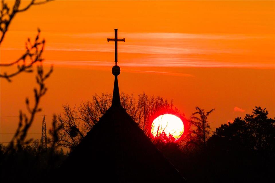 Die Zahl der Kirchenaustritte im Erzbistum Hamburg ist 2025 im Vergleich zum Vorjahr leicht zurückgegangen. (Symbolbild)Julian Stratenschulte/dpa