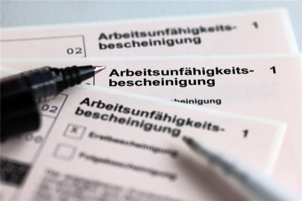 Die Zahl der Krankmeldungen veränderte sich zuletzt kaum. (Symbolbild)Jens Büttner/dpa/dpa-tmn