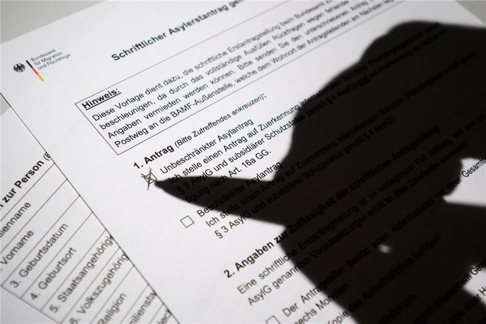 Die Zahl der Menschen, die erstmals in Deutschland einen Asylantrag stellen, geht weiter zurück. (Symbolbild)Julian Stratenschulte/dpa