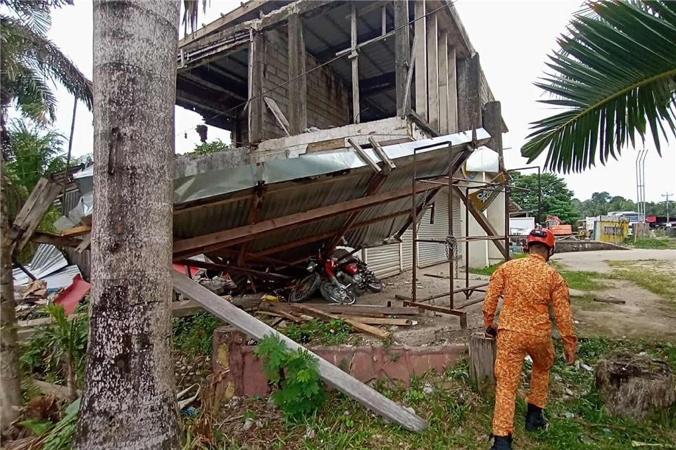 Sieben Tote nach Erdbeben auf den Philippinen Die Zahl der Opfer steigtBureau of Fire Protection/AP/dpa