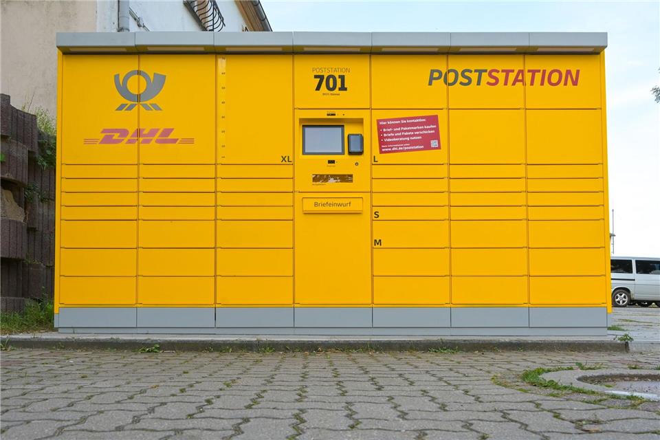 Die Zahl der Paketstationen ist stark gestiegen – sie ersetzen zunehmend klassische Postfilialen. (Archivbild) Heiko Rebsch/dpa