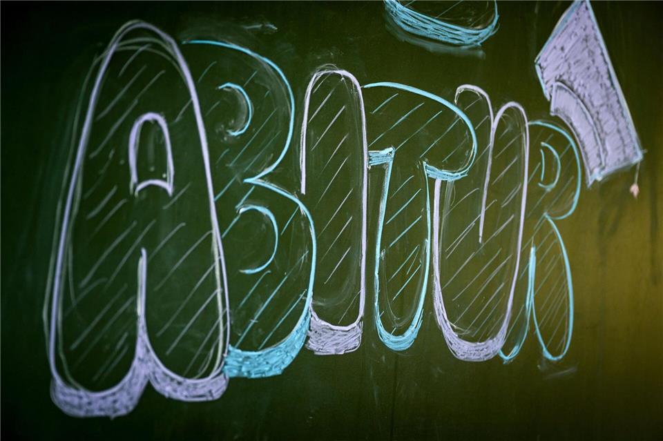 Die Zahl der Prüfungsfächer im Abitur soll bei fünf bleiben, allerdings mit einer mündlichen Prüfung mehr als bisher. (Symbolbild)Sina Schuldt/dpa