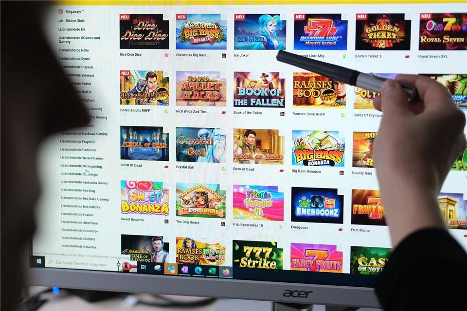 Die Zahl der Strafanzeigen gegen illegales Glücksspiel ist gesunken. (Archivbild) Sebastian Willnow/dpa