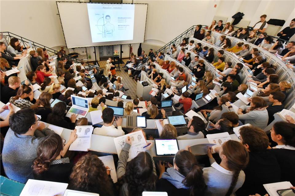 Die Zahl der Studierenden an den großen Universitäten in Sachsen-Anhalt bleibt stabil. (Archivbild)Waltraud Grubitzsch/ZB/dpa