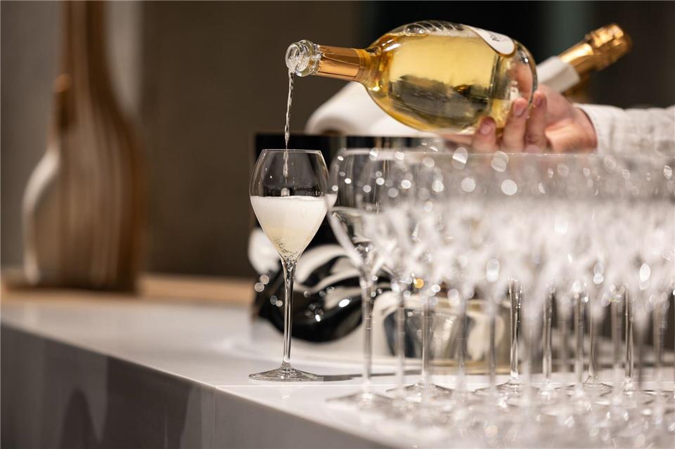 Die Zahl der Superreichen rund um den Globus hat binnen Jahresfrist um 8,8 Prozent zugelegt - ihr Vermögen stieg auf einen Rekordwert. (Symbolbild)Hannes P Albert/dpa