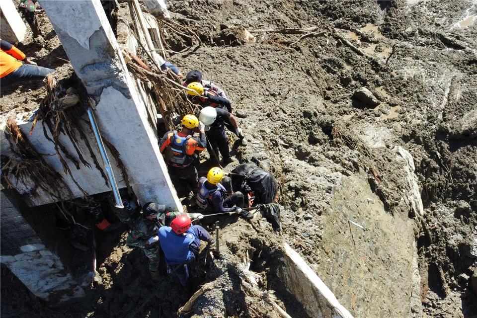 Die Zahl der Toten auf Sumatra steigt weiter, und viele Menschen werden noch vermisst.Ali Nayaka/AP/dpa