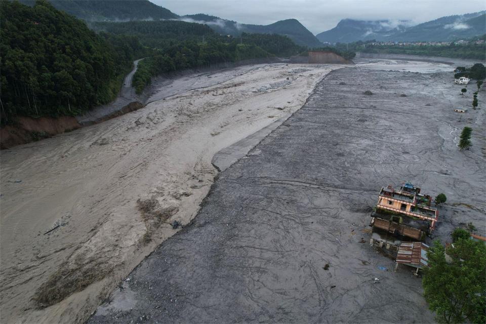 Die Zahl der Toten dürfte noch weiter steigen.Rajesh Kumar Singh/AP/dpa