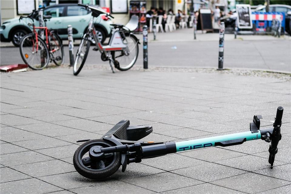Die Zahl der Unfälle mit E-Rollern hat zugenommen. (Symbolbild)Jens Kalaene/dpa-Zentralbild/dpa