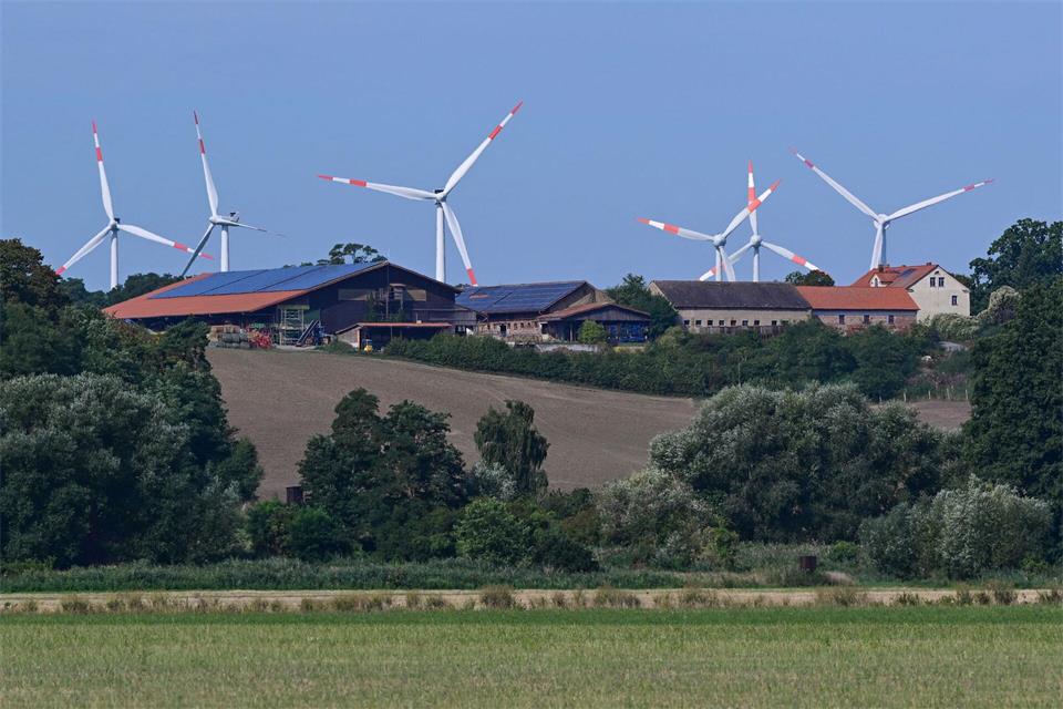 Die Zahl der Windräder hat in den vergangenen Jahren in Brandenburg merklich zugelegt.Patrick Pleul/dpa