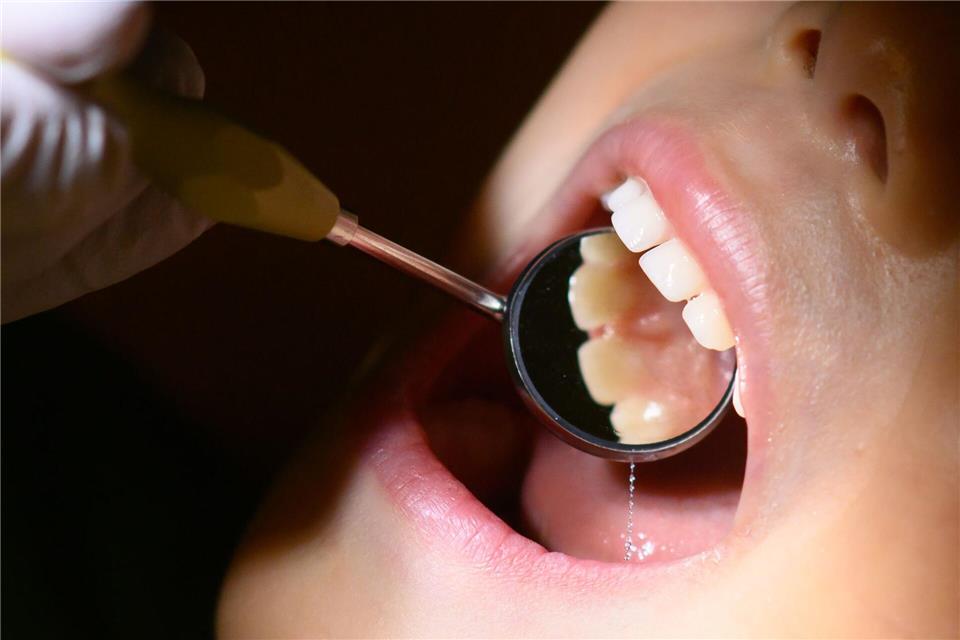 Die Zahl der Zahnarztpraxen in Hamburg ist gesunken. (Symbolbild)Julian Stratenschulte/dpa