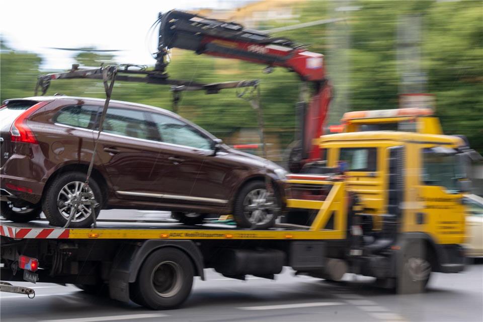 Die Zahl der abgeschleppten Autos ist in Hamburg gestiegen. (Archivfoto)Monika Skolimowska/dpa