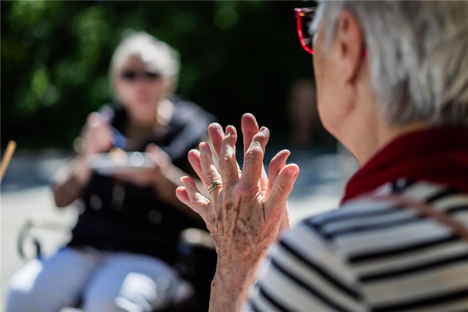 Die Zahl der älteren Menschen in Berlin nimmt zu - sie sind durch Hitze besonders gefährdet. (Symbolbild) Christoph Soeder/dpa