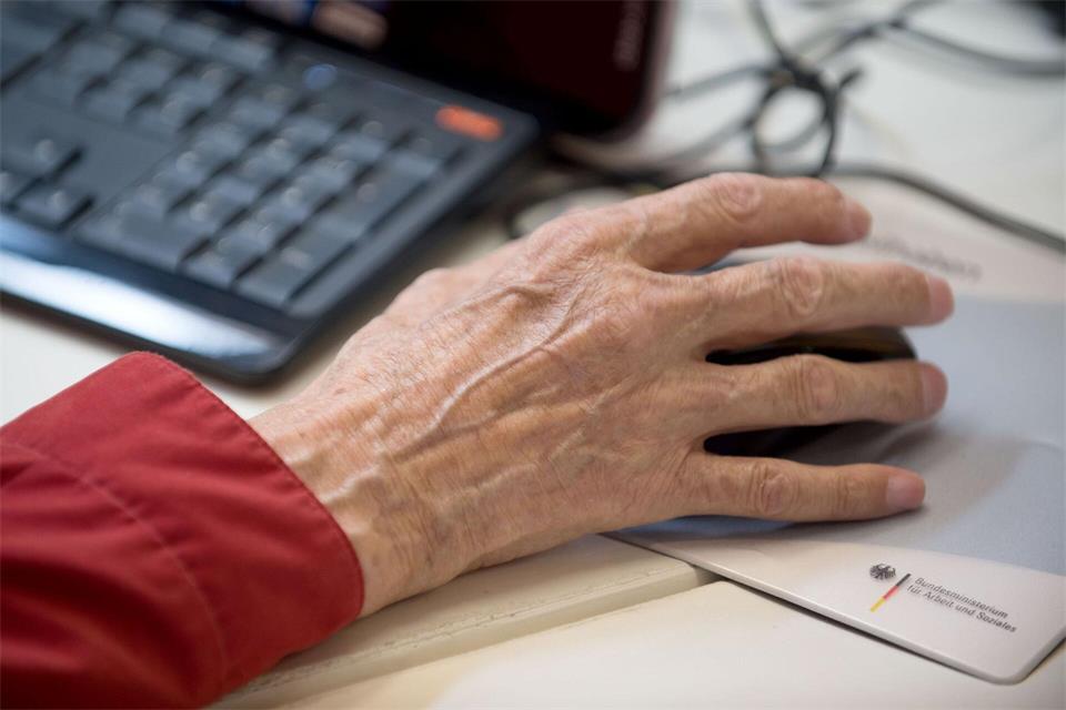 Die Zahl der erwerbstätigen Menschen ab 65 Jahre ist in den vergangenen Jahren deutlich gestiegen (Symbolbild).Tim Brakemeier/dpa