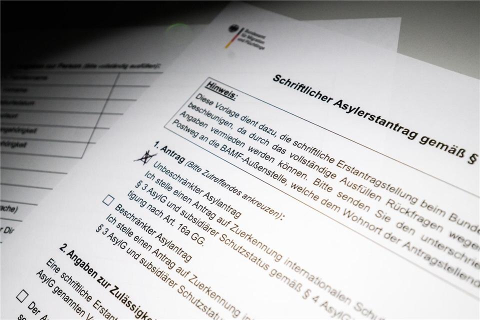 Die Zahl der in Deutschland gestellten Asylanträge ging 2025 deutlich zurück. (Illustration)Julian Stratenschulte/dpa
