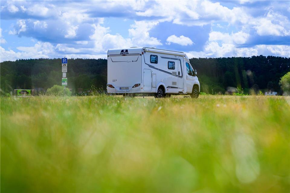 Die Zahl der in Hessen gemeldeten Wohnmobile ist in den vergangen vier Jahren stark gestiegen. (Symbolbild)Philipp Schulze/dpa