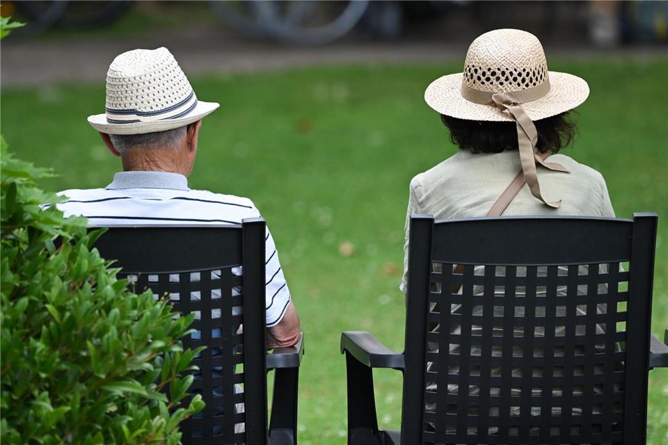 Die Zahl der pensionierten Landesbeamten wird 2026 voraussichtlich auf rund 87.900 Männer und Frauen steigen. (Symbolbild)Arne Dedert/dpa