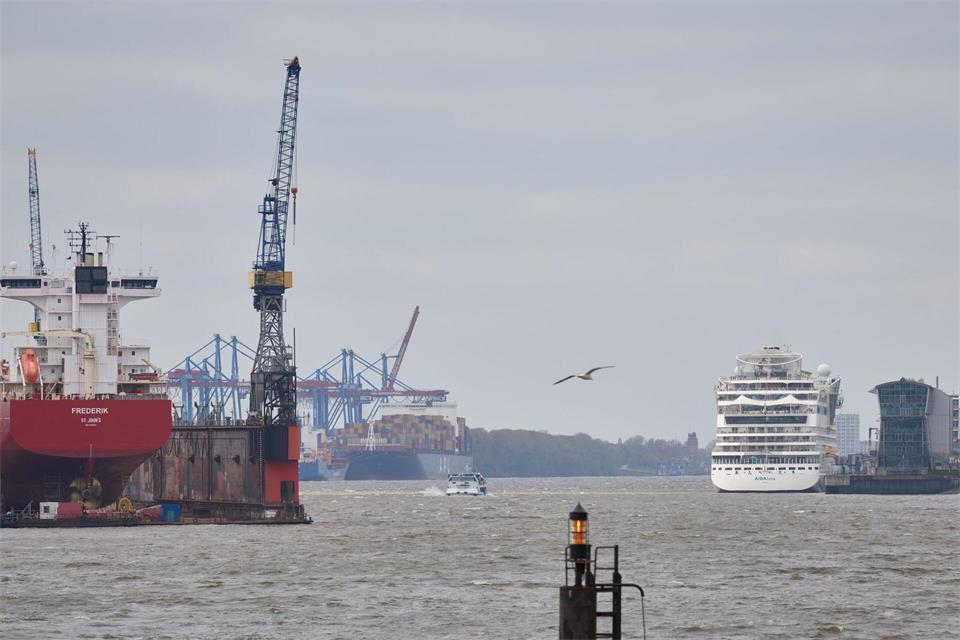 Die Zahl der touristischen Übernachtungen in Hamburg ist in den ersten sechs Monaten 2026 leicht gewachsen. (Archivbild)Georg Wendt/dpa