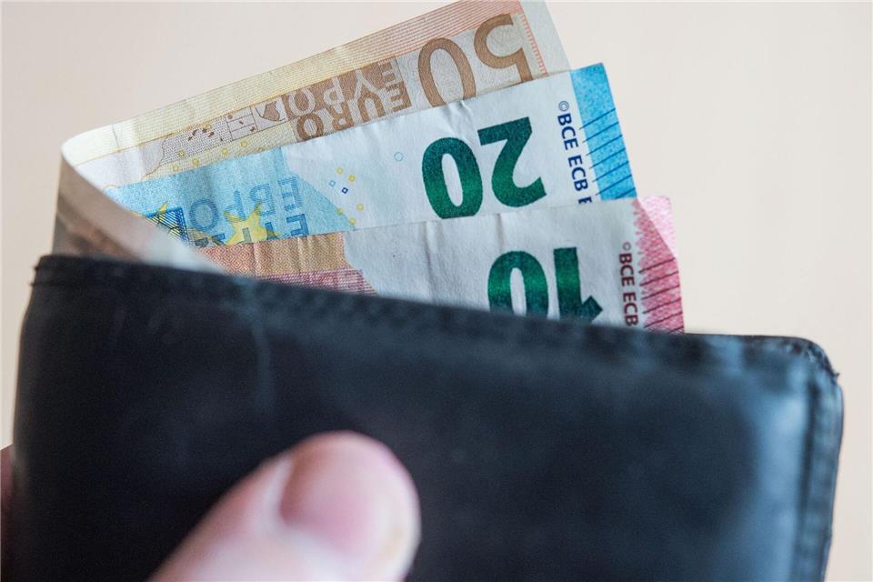 Thüringer halten ihr Geld zusammen - weniger überschuldet Die Zahl der überschuldeten Thüringer sinktLino Mirgeler/dpa