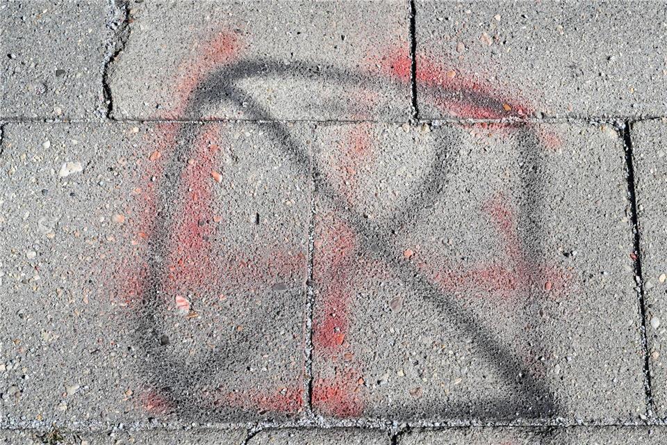 Die Zahl rechter Straftaten ist in Brandenburg im vergangenen Jahr angestiegen. (Archivbild)Patrick Pleul/dpa