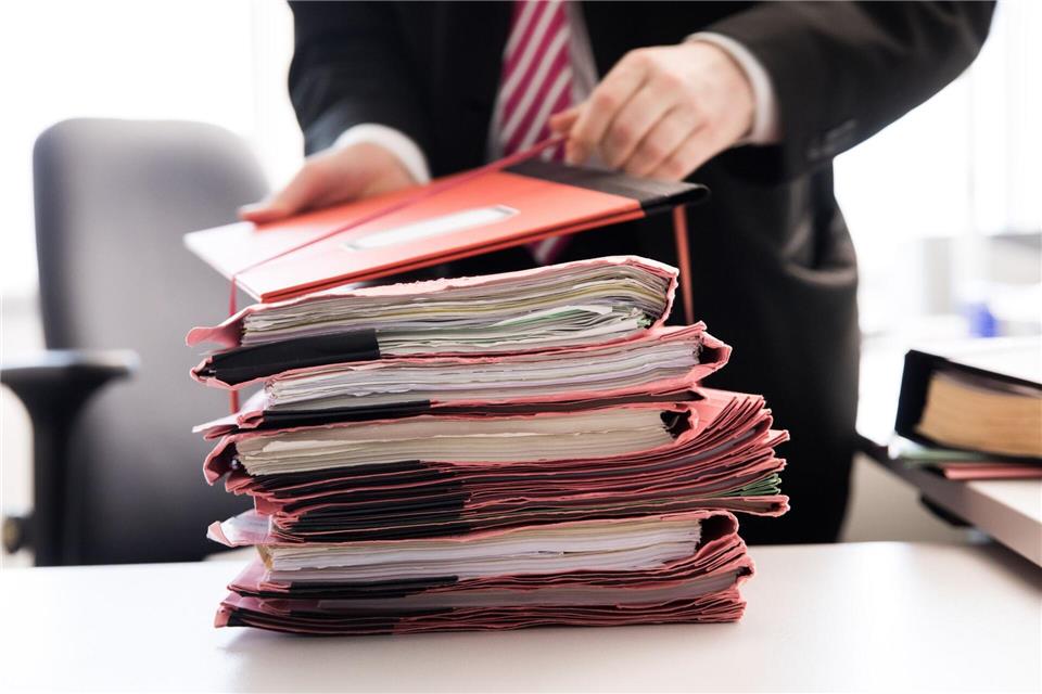 Die Zahl unerledigter Ermittlungsverfahren hat in Hamburg noch einmal zugenommen. (Symbolbild)Christian Charisius/dpa