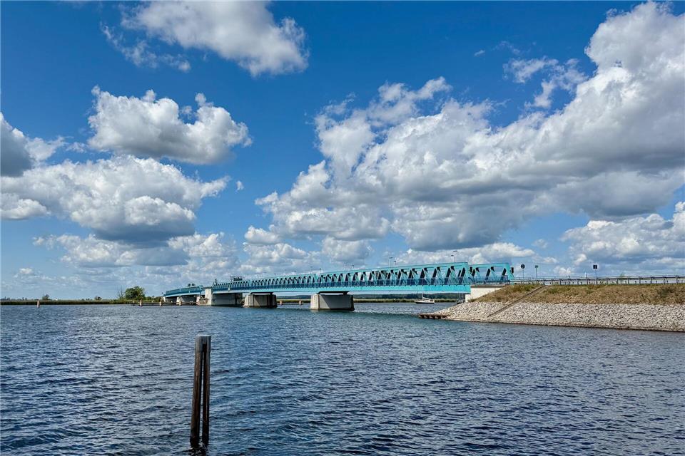 Die Zecheriner Brücke ist auf der deutschen Seite der Insel eine von zwei Verbindungen zwischen Usedom und dem Festland.Wolfgang Stelljes/dpa-tmn