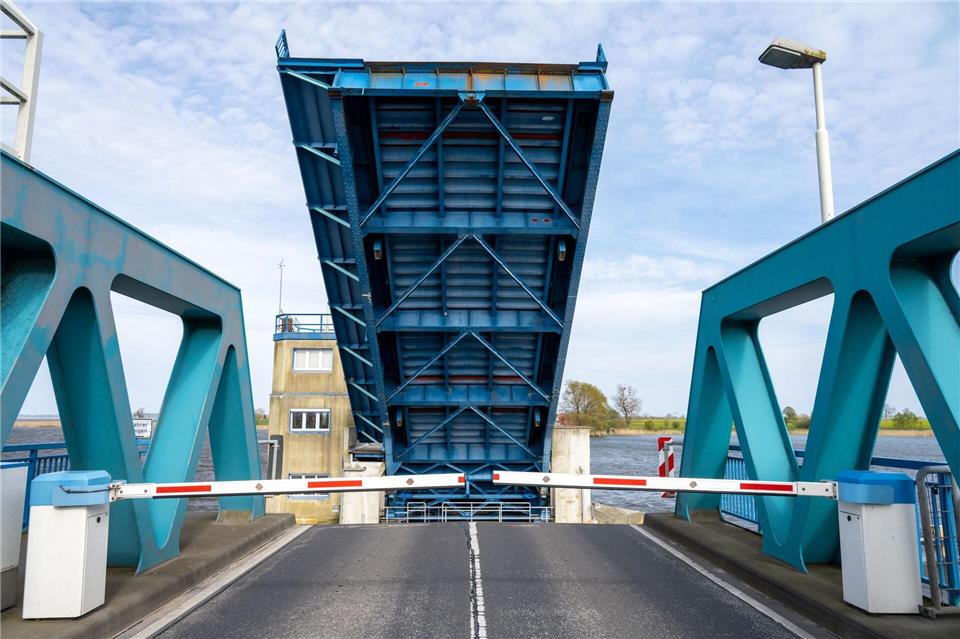 Die Zecheriner Brücke muss wegen Schäden am Belag zeitweise voll gesperrt werden. (Archivbild)Stefan Sauer/dpa
