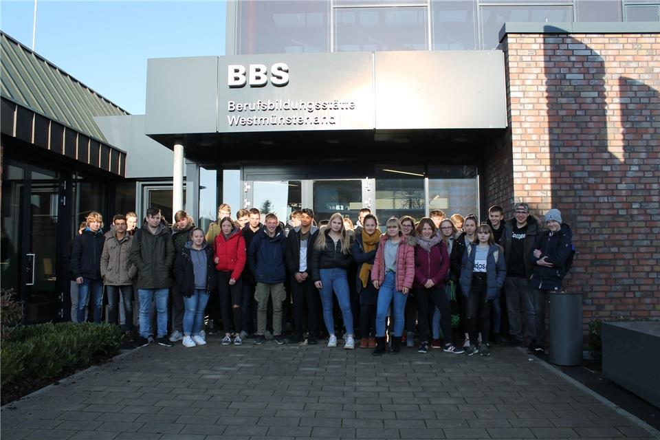 Die Zehntklässler der Alexanderschule haben die Berufsbildungsstätte besucht.
