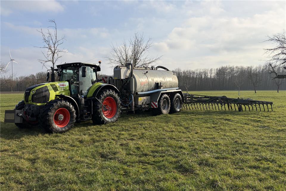 Die Zeit des Güllesprühens ist vorbei. Heute wird der Dünger mit solchen Schleppschlauch- oder Schleppschuhsystemen bodennah ausgebracht. Deshalb stinkt‘s im Umfeld auch weniger.