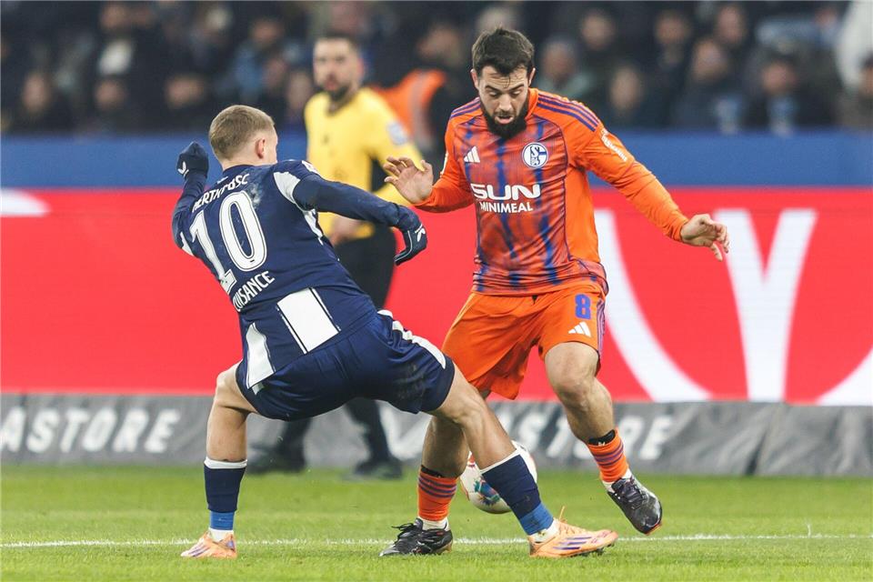 Die Zeit von Amin Younes (r) bei Schalke ist vorbei. (Archivbild)Andreas Gora/dpa