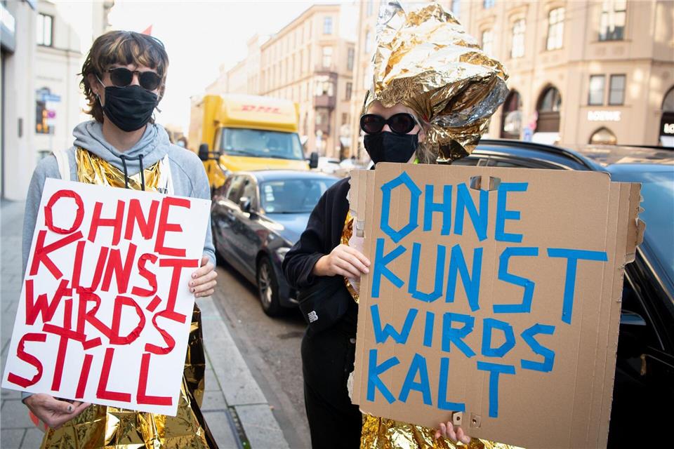 Die Zeiten geschlossener Kinos, Theater und Museen sind überstanden, doch die Verunsicherung bleibt bei vielen. (Archivbild)Matthias Balk/dpa