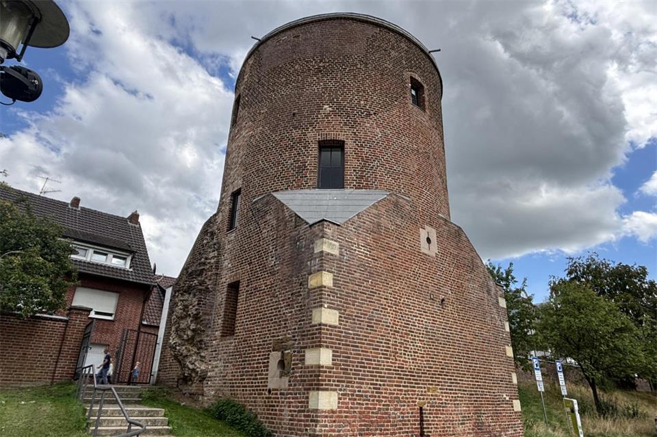 Die Zeitkapsel soll in den mächtigen Sockel des Holkensturms am Butenwall eingemauert werden.